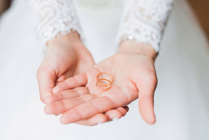 結婚指輪を手の平に乗せた花嫁